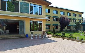 Hotel Curio'S All Seasons